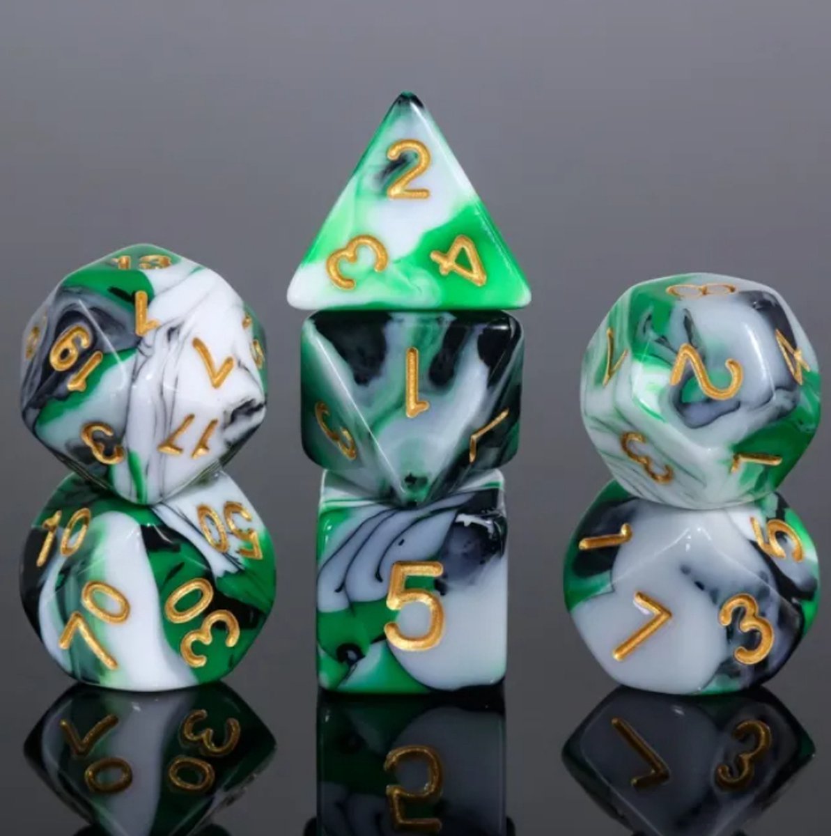 Veras Arts & Dice | Dobbelstenen Set voor RPGs als Dungeons and Dragons | 7 stuks per set | Emerald Enclave | Ondoorzichtig Wit met vegen van semi transparant Groen en Zwart en afgewerkt Met Gouden Cijfers | Met Dice Bag